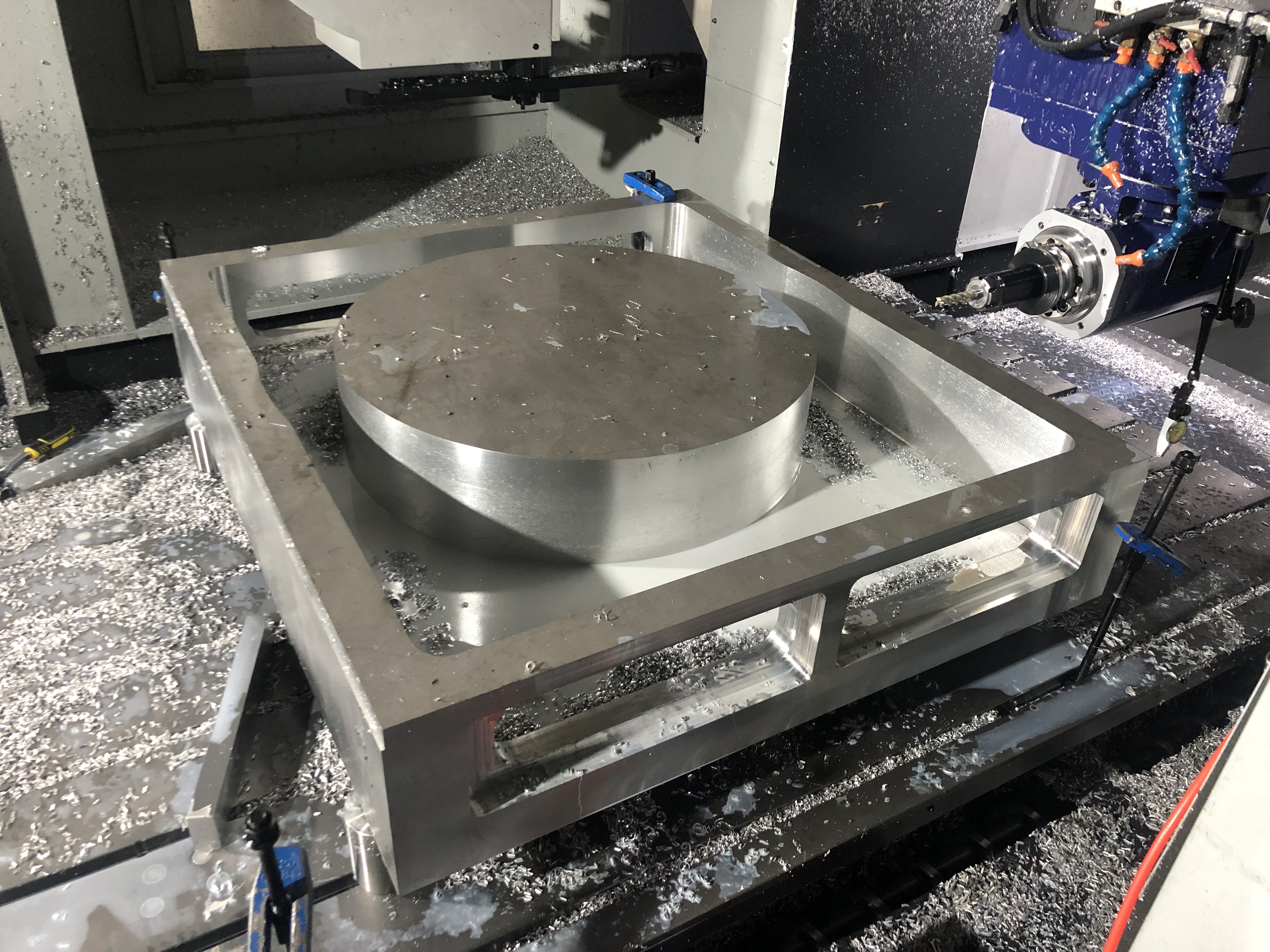 Procesamiento CNC de características de aleación de aluminio